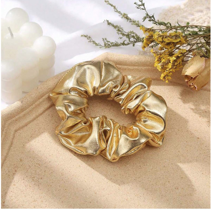 guld scrunchie, piger hårtilbehør, elegant hårpynt, børnemode, glamourøst hårtilbehør, komfortabel hårelastik, gaveide til piger, festligt hårtilbehør, metallisk scrunchie, premium hårtilbehør