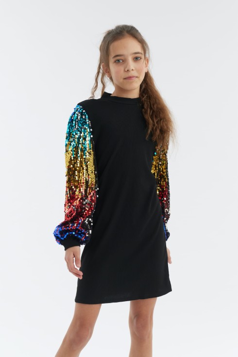 Coco pigekjole, elegant børnetøj, festkjoler til piger, sort pigekjole, komfortable pige kjoler, unikt designede børnekjoler, festtøj til piger, kjoler med pailletter, børnemode, stilfuldt børnetøj