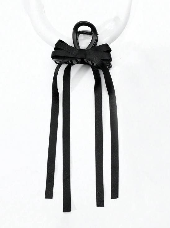 Sort satinhårklemme med sløjfe på mørkt langt hår