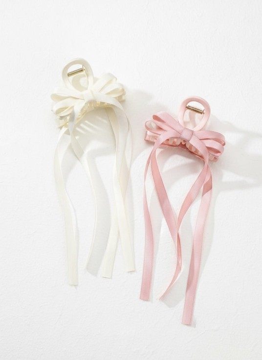 Satinsløjfe hårnål i pudderrosa på børnefrisure ved fest