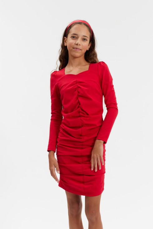 Madison rød pigekjole med rynket front og lange ærmer, forfra