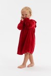 Lille pige i rød Idalia velourkjole med lange ærmer, set forfra