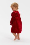 Lille pige i rød Idalia velourkjole, set bagfra med flæsedetaljer