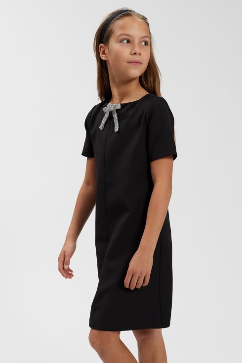 Elegant sort pigekjole Maribel med sølvsløjfe ved halsen