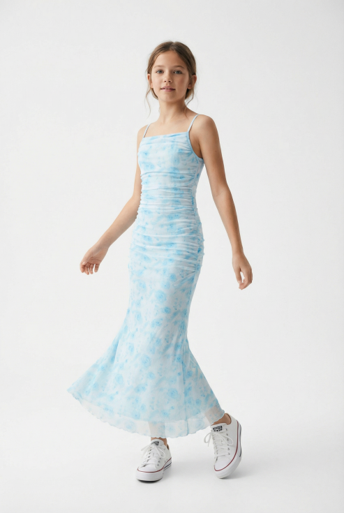 Pige i blå Fiorella maxikjole med rosenprint set forfra