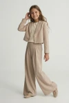 Elegant pige-festsæt Emi beige – jakkesæt med blazer og bukser, festsæt pige beige, konfirmationssæt pige, blazer og bukser pige, Nonfirmationstøj pige, dimissionstøj pige, jakkesæt pige beige, festtøj unge piger, ZOYA Fashion