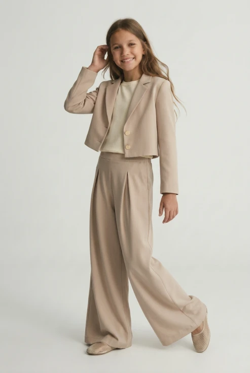 Elegant pige-festsæt Emi beige – jakkesæt med blazer og bukser, festsæt pige beige, konfirmationssæt pige, blazer og bukser pige, Nonfirmationstøj pige, dimissionstøj pige, jakkesæt pige beige, festtøj unge piger, ZOYA Fashion
