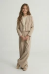 Elegant pige-festsæt Emi beige – jakkesæt med blazer og bukser bagside og detalje, beige festtøj børn, ZOYA Fashion Danmark