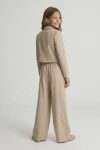 Elegant pige-festsæt Emi beige – jakkesæt med blazer og bukser nærbillede, materiale og forarbejdning, festtøj til piger, ZOYA Fashion