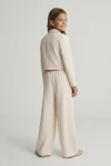 Elegant pige-festsæt Emi lys beige – jakkesæt med blazer og bukser nærbillede, materiale og forarbejdning, festtøj til piger, ZOYA Fashion