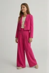 Fuchsia festsæt pige Emi – jakkesæt med blazer og bukser, festsæt pige fuchsia, konfirmationssæt pink, blazer og bukser pige fuchsia, Nonfirmationstøj pige, dimissionstøj pige, skolebal sæt pige, festtøj unge piger fuchsia, ZOYA Fashion