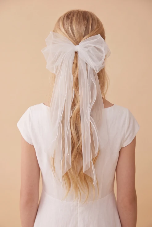 hårspænde til piger, tyl sløjfe, elegant hårpynt, festligt hårspænde, sløjfe til håret, accessoires til piger, bryllupstilbehør, festfrisurer til børn, elegant hårpynt til fest