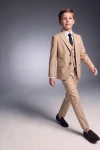 Beige jakkesæt til drenge Liam – blazer, vest, bukser og sort slips, i bevægelse forfra