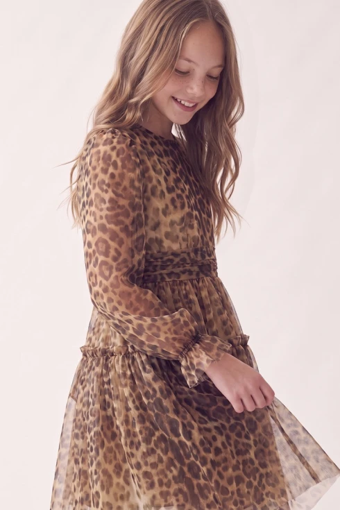 Brun gallakjole til piger Holly med leopardprint – tylærme med flæse ved manchetten, set fra siden