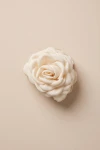 Hårklemme med beige stofrose – set ovenfra på beige baggrund