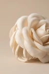 Hårklemme med beige stofrose – nærbillede af rosens kronblade